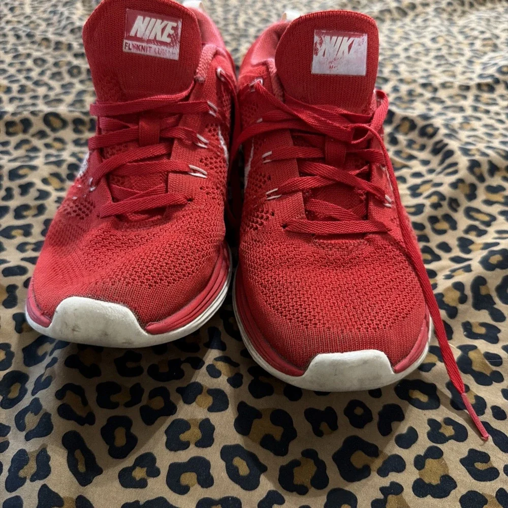 Nike Flyknit Lunarlon Women Size 7.5  Hyper Red Athletic Shoes